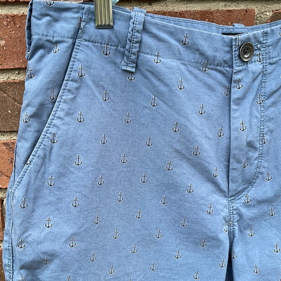 Express Shorts - Picture 2 of 10